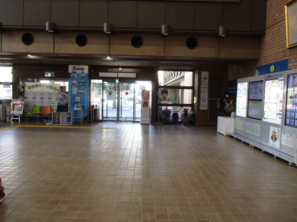 エレベーターで3階から2階に下り、正面にあるエントランスへ進みます。