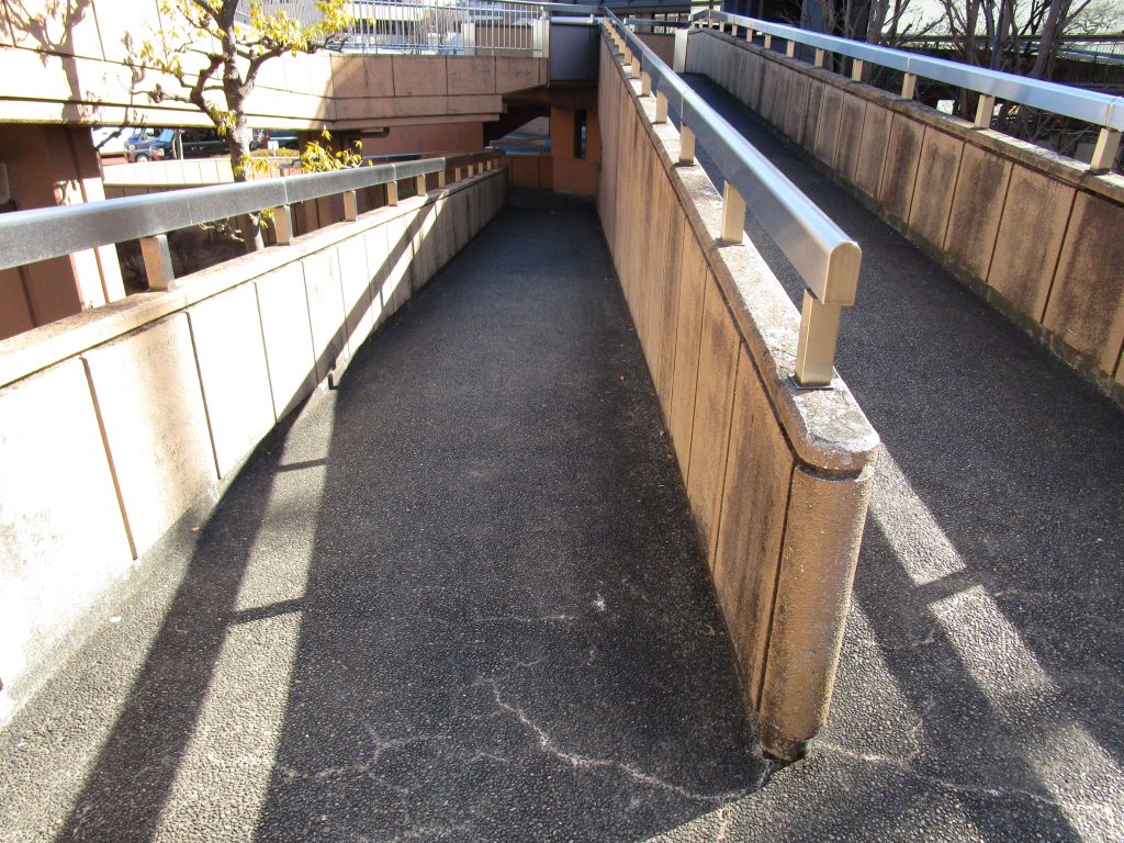 スロープで地上に下ります。