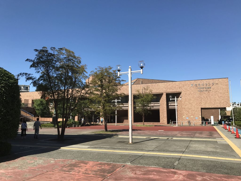 2階エントランスを出て左側に目的地の市民館・図書館があります。
