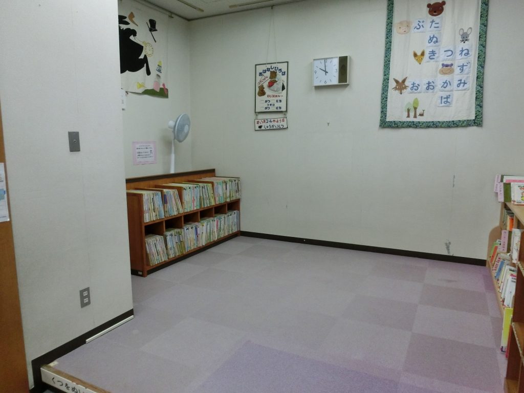 子どもが自由に読書をすることができるカーペットコーナーがある（2階）。