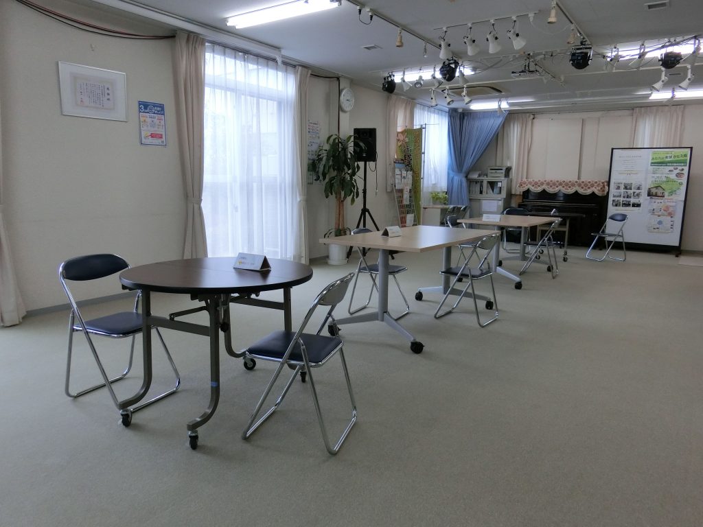 イベント等も開催される１Fサロンはフラットなフロアになっている。