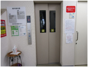 建物内にエレベーターがある。