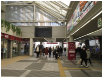 新百合ヶ丘駅改札口から南口に向かいます。