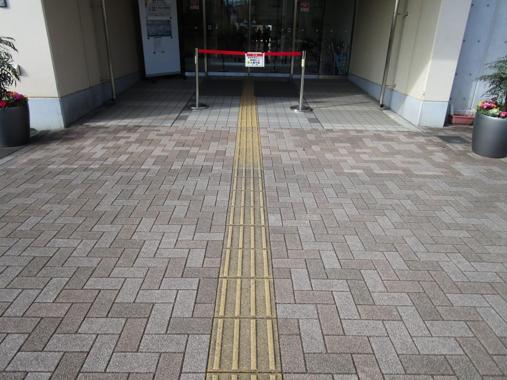 東門からエントランスまで点字ブロックで案内している。