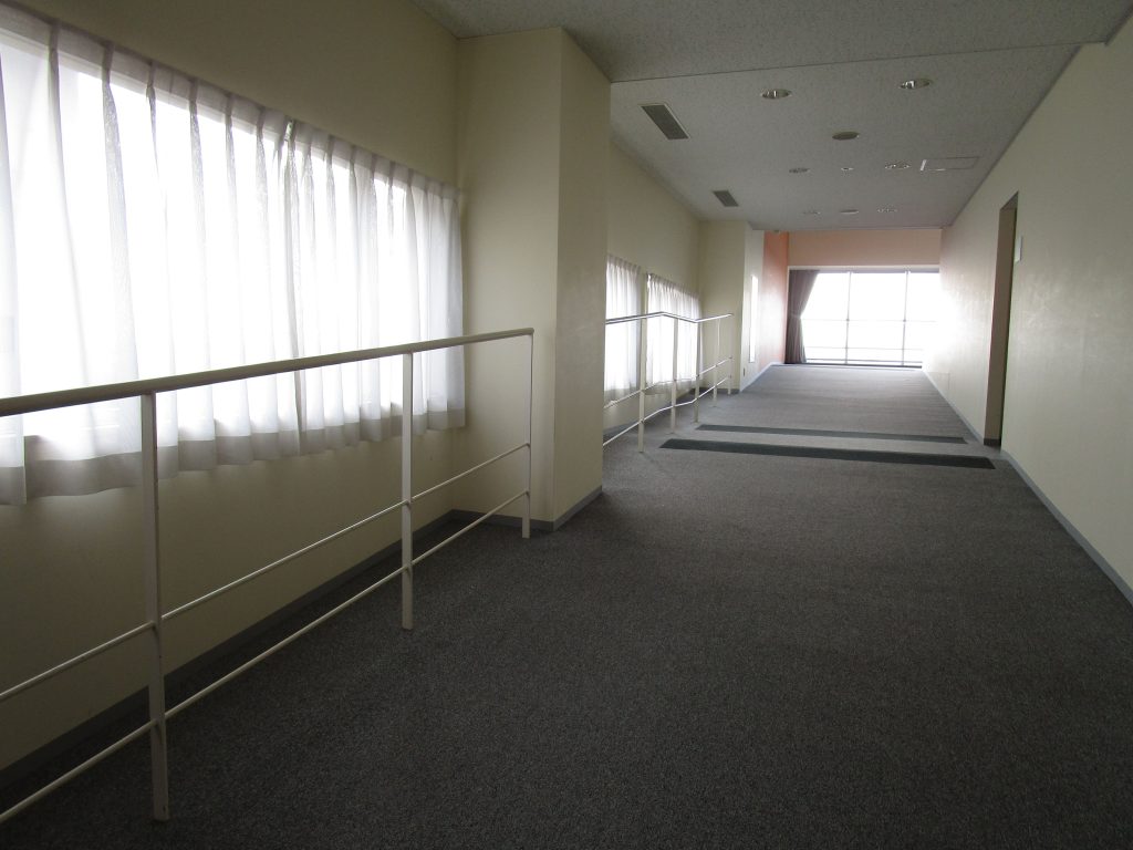 ラウンジや後方座席への通路はスロープになっている。