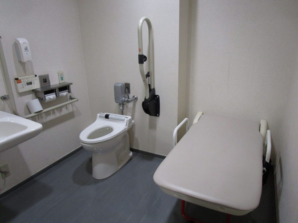 バリアフリートイレがあり、大型ベッドがある。