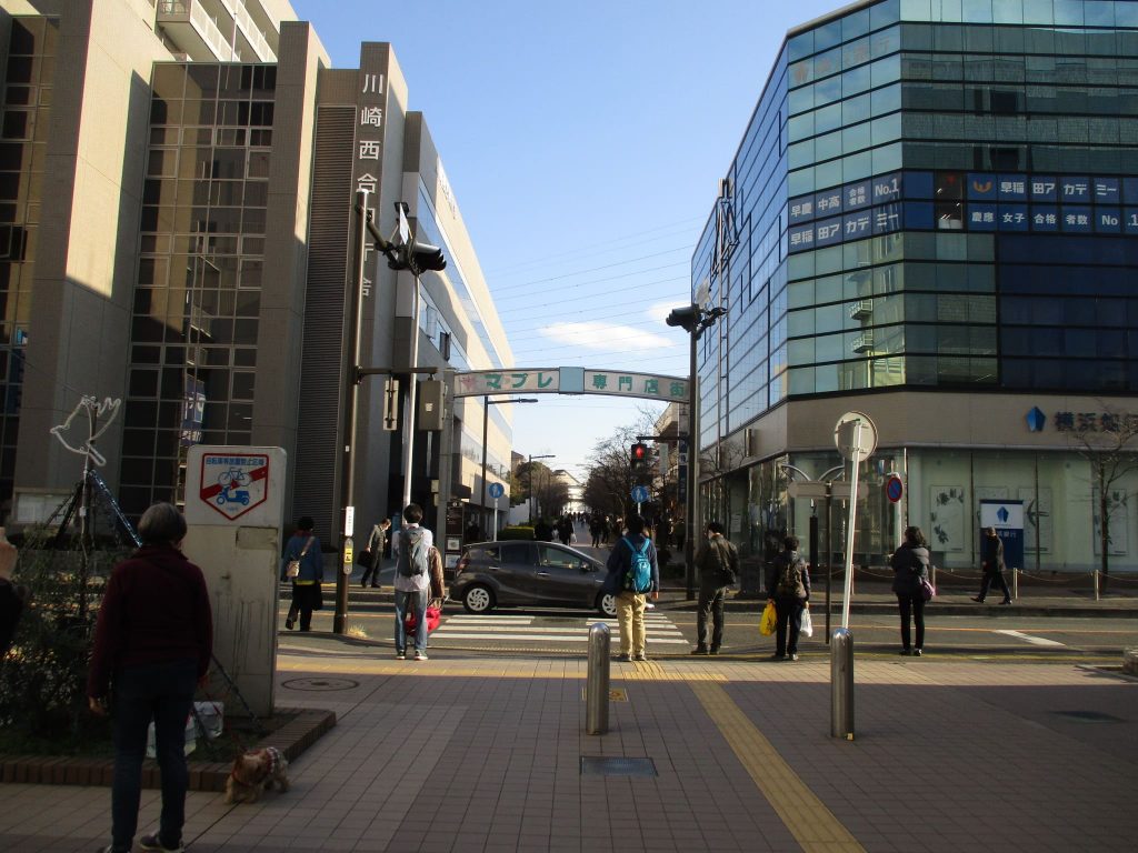 信号は渡らずに右に曲がります。